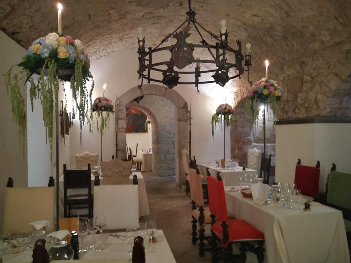 Castello Costaguti Hotel Roccalvecce Екстериор снимка